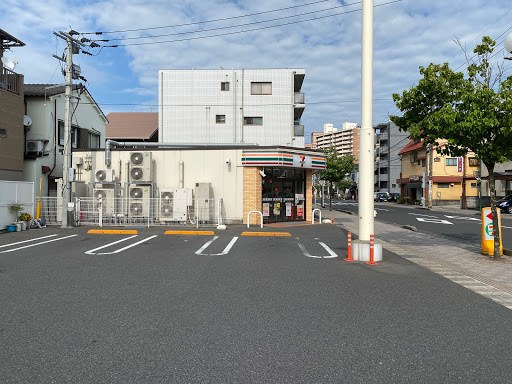 コンビニ　セブンイレブン（コンビニ）まで293m