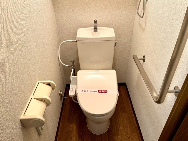 トイレ　嬉しいウォシュレット付のトイレです。
