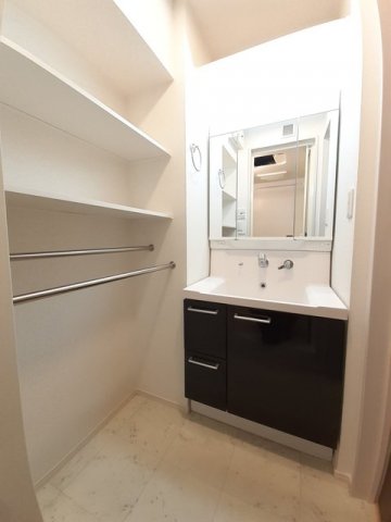 洗面設備　明るい洗面所です