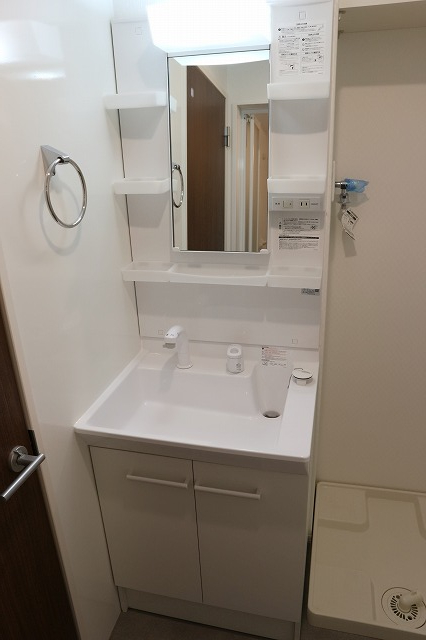 洗面設備　明るい洗面所です