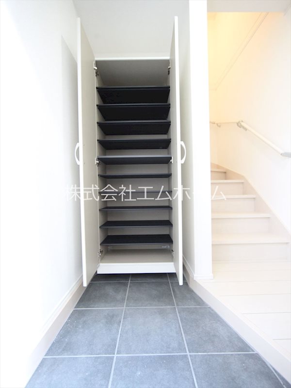 玄関　玄関　トールタイプシューズボックス付（収納充実してます）