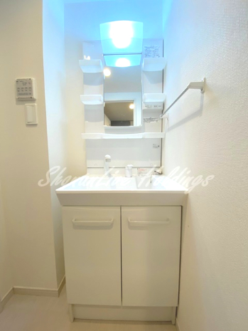 洗面設備　明るい洗面所です