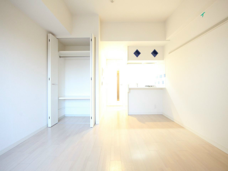 居室・リビング　洋室9.9帖　クローゼット付（収納充実してます）