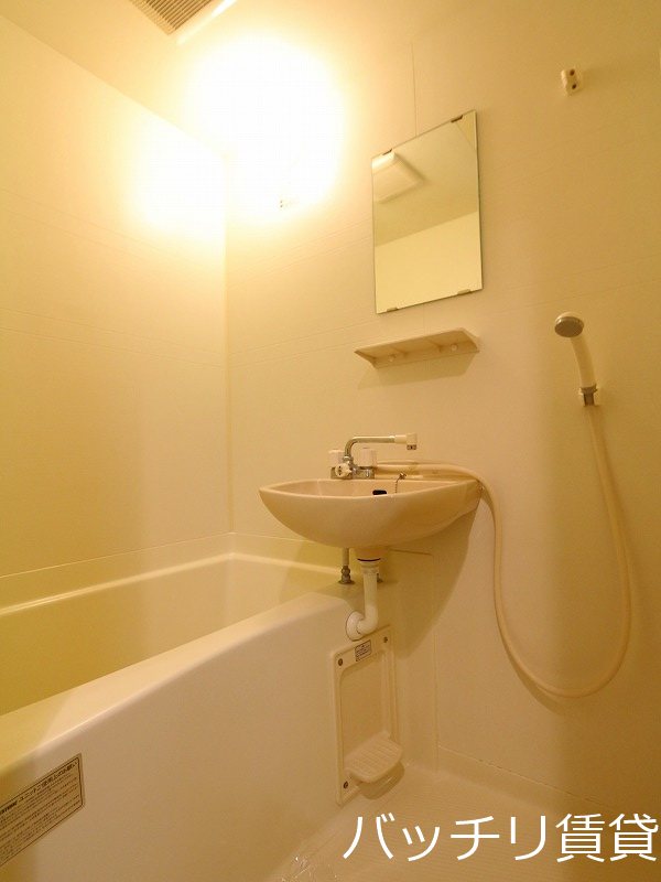 バス・シャワールーム　同型タイプの為、現状を優先致します。