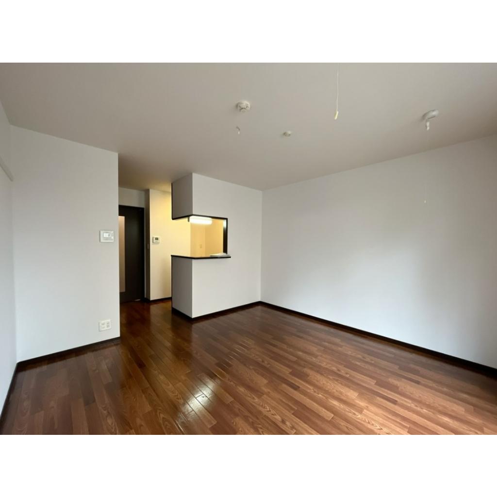 居室・リビング　床色が落ち着いた色合いで綺麗です♪