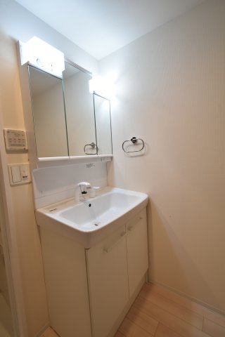 洗面設備　シャワー付き独立洗面台