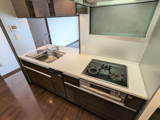 キッチン　同物件別住戸の写真を参考に掲載しています