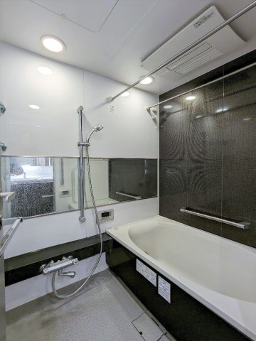 バス・シャワールーム　同物件別住戸の写真を参考に掲載しています