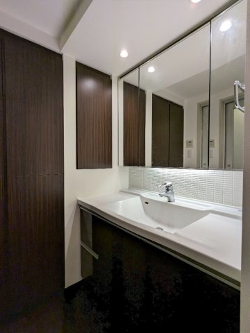 洗面設備　同物件別住戸の写真を参考に掲載しています