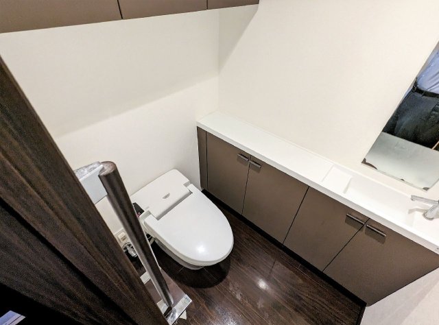 トイレ　同物件別住戸の写真を参考に掲載しております。