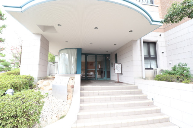 エントランス　こちらエントランスになります