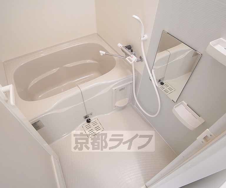 バス・シャワールーム　丸みを帯びたお風呂です。