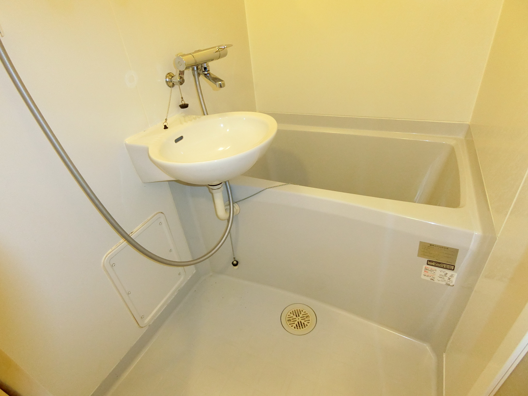 バス・シャワールーム　浴室乾燥機付きなので雨の日でも洗濯物を干せます☆