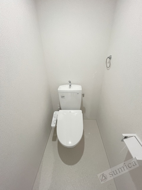 トイレ　人気アイテムの温水洗浄便座。清潔感のあるトイレです。