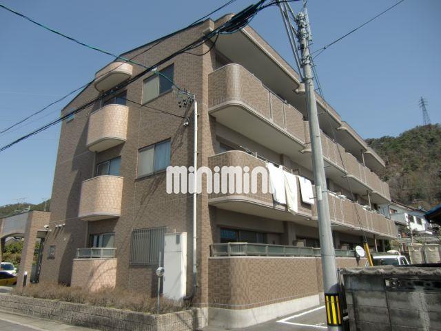 建物外観　重厚なタイル貼りの外観