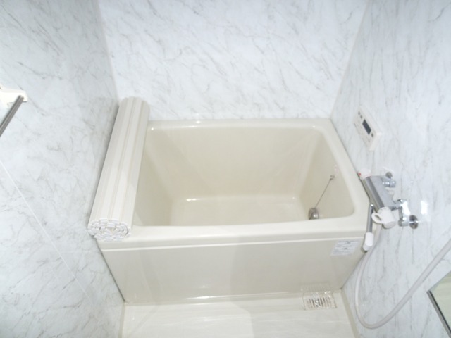 バス・シャワールーム　浴室乾燥付きで雨の日でも洗濯物が干せます☆（イメージ）