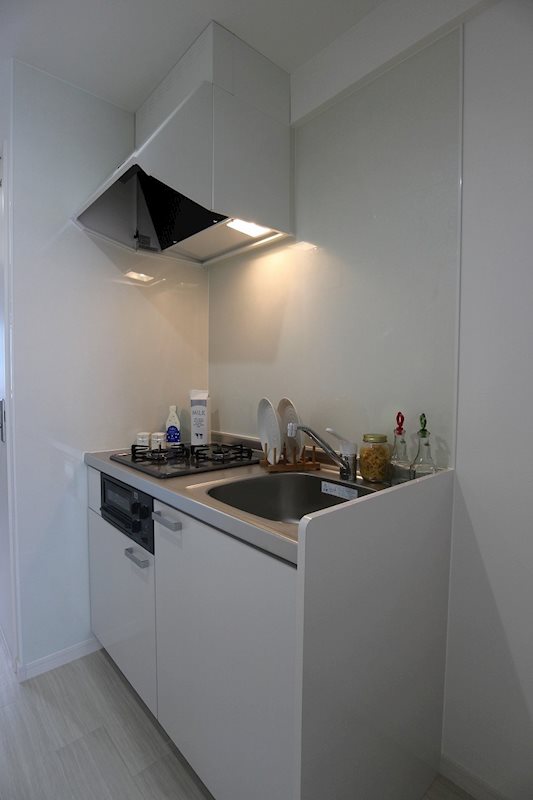 キッチン　2口コンロ、グリル付きのシステムキッチンです。