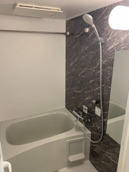 バス・シャワールーム　※別部屋の写真です