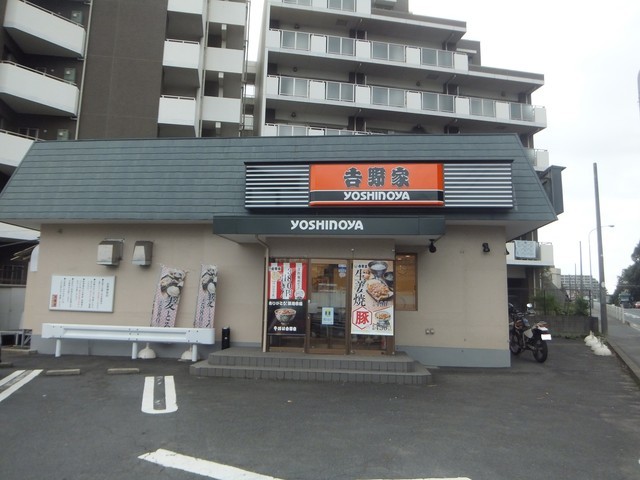 飲食店　吉野家（飲食店）まで730m