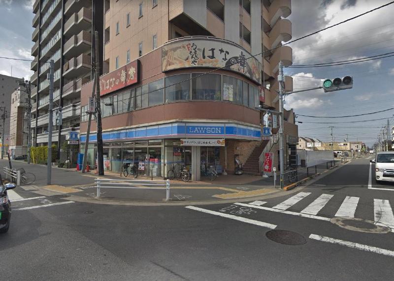コンビニ　ローソン 足立六町駅前店（コンビニ）まで280m