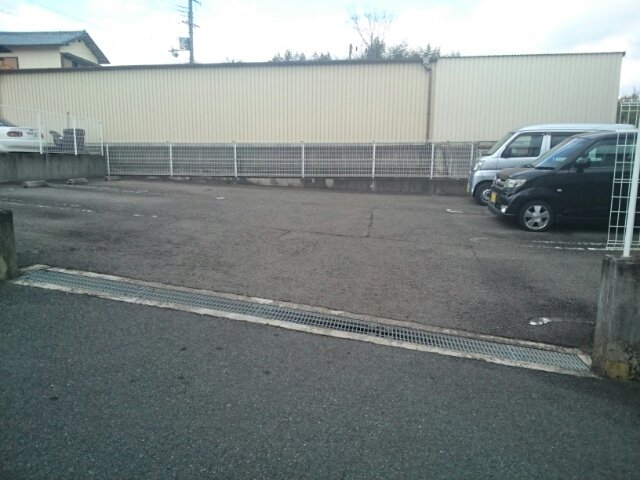 駐車場　車をお持ちの方に嬉しい駐車場付きの物件です