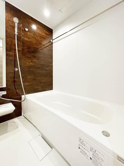 バス・シャワールーム　一坪風呂でゆったり入浴できますよ