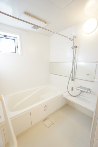 バス・シャワールーム　※同物件、同タイプ、間取り反転のお部屋です