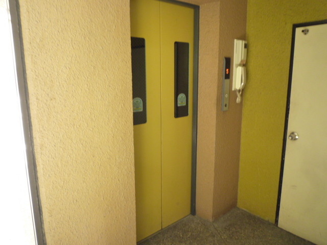 その他共有部分　エレベーター付きで楽チンです。