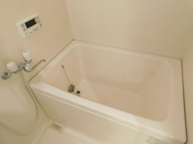 バス・シャワールーム　真っ白お風呂！ゆったりお風呂です
