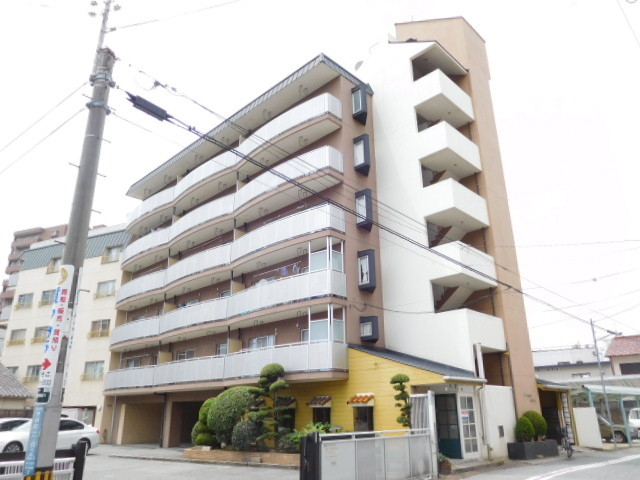 建物外観　シャープな建物です