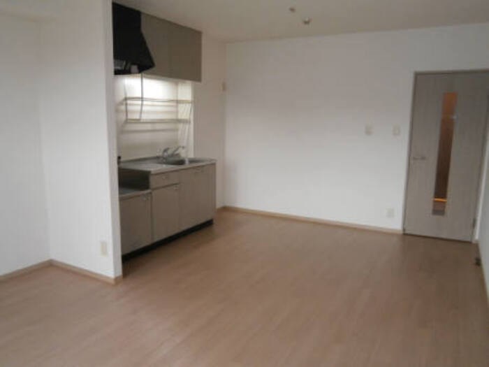 居室・リビング　※別号室の写真です。12帖のリビング