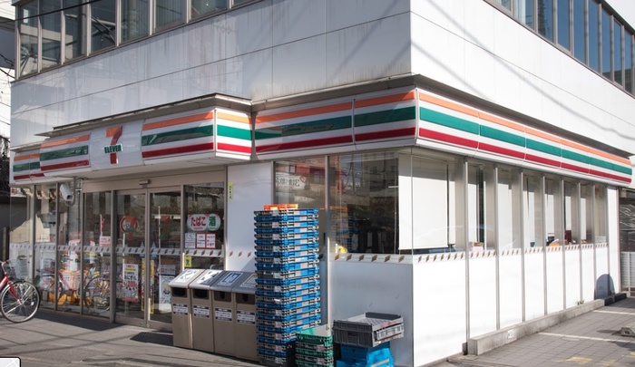 コンビニ　セブンイレブン（コンビニ）まで220m