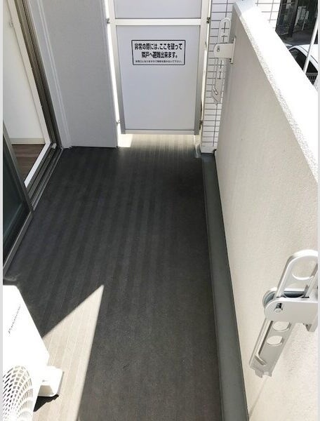 バルコニー　暖かな日差しのふりそそぐバルコニー