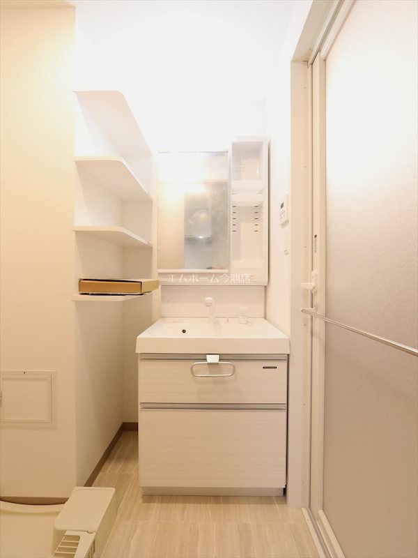 洗面設備　脱衣所　独立洗面台（シャンプードレッサー付）