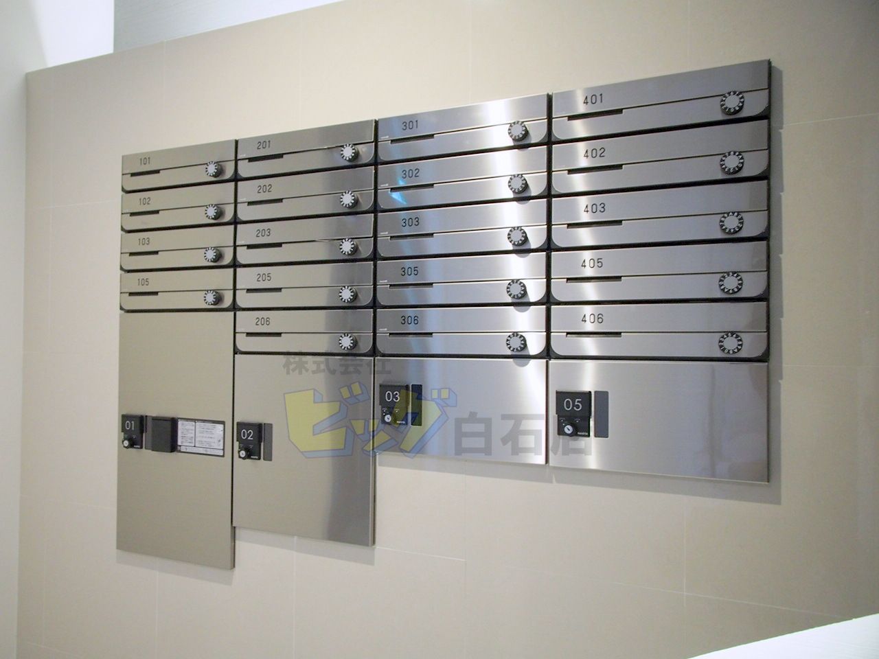 エントランス　留守中も荷物が受け取れて便利な宅配ＢＯＸ完備しています♪