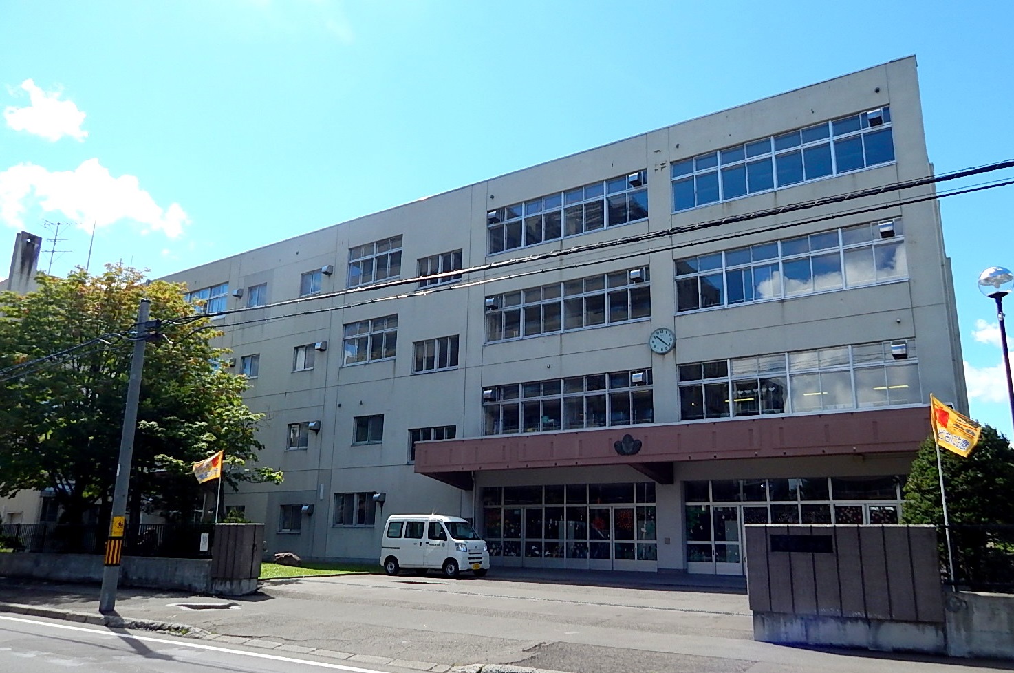 小学校　札幌市立東園小学校（小学校）まで304m