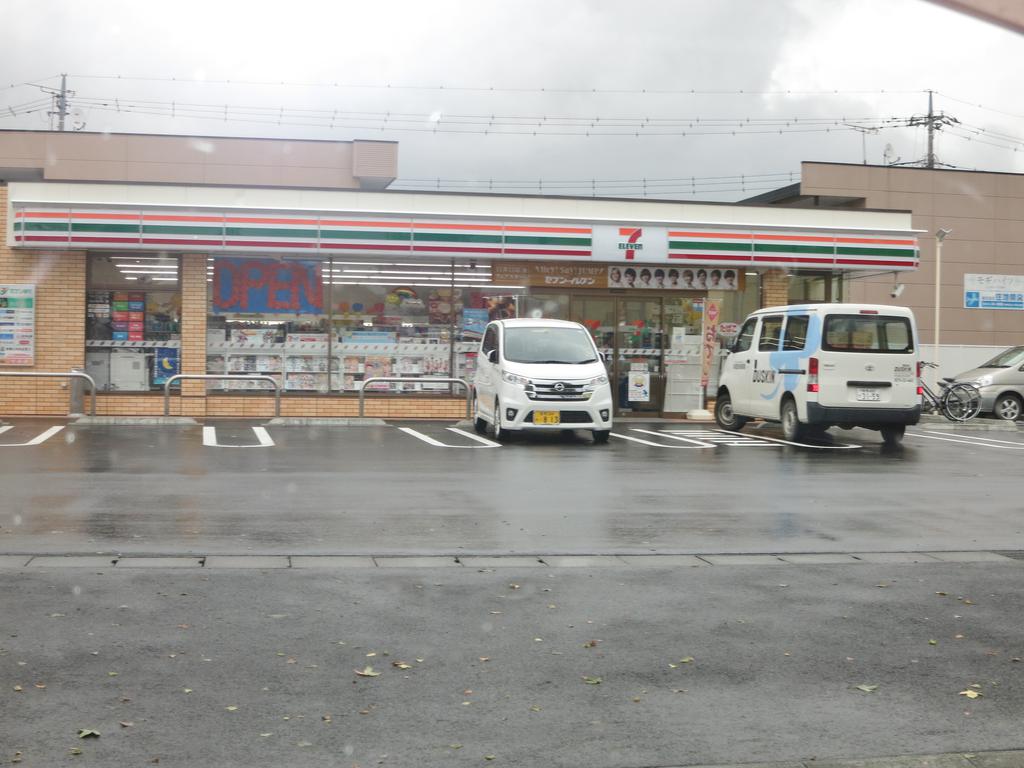 コンビニ　セブンイレブン伊勢崎韮塚町店（コンビニ）まで401m