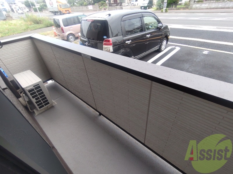 バルコニー　ベランダはよく日が当たり気持ちの良い空間です。