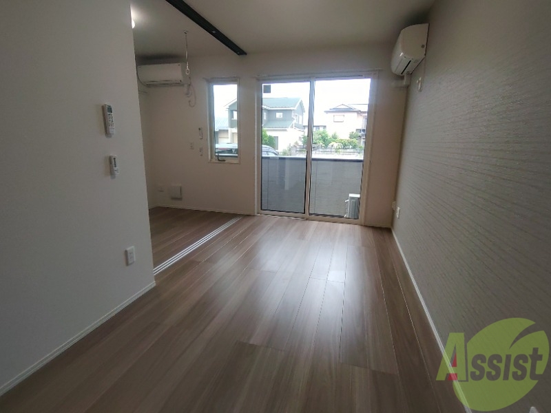 居室・リビング　広くきれいなリビングは明るい光も良く差します。