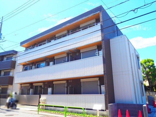 建物外観　バス通り沿いに建つ築浅アパート