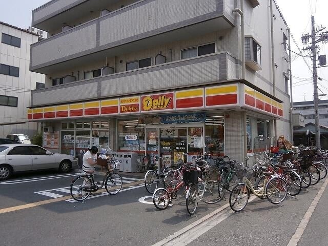 コンビニ　デイリーヤマザキ南巽駅前店（コンビニ）まで81m