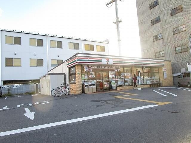 コンビニ　セブンイレブン（コンビニ）まで378m