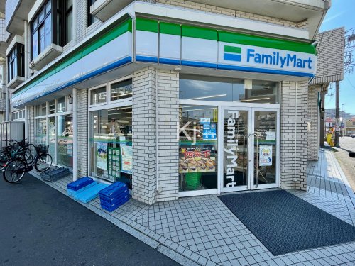 コンビニ　ファミリーマート 小浦新杉田店（コンビニ）まで846m