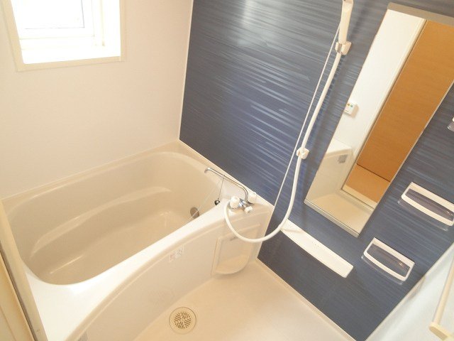 バス・シャワールーム　コンパクトで使いやすいお風呂です