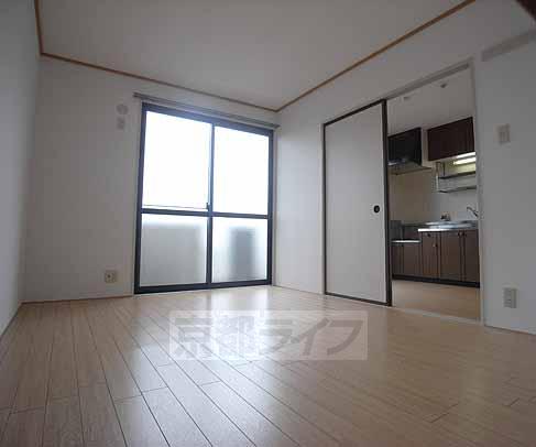 居室・リビング　明るい室内