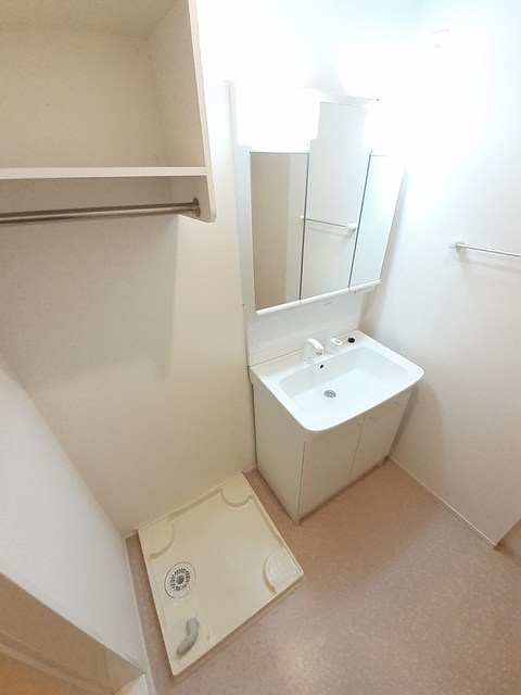 洗面設備　忙しい朝に便利なシャワー付き洗面台♪