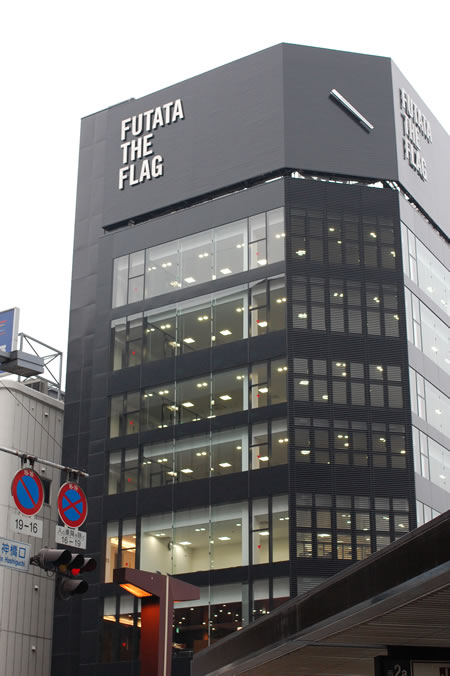 ショッピングセンター　SUIT　SELECT　TENJIN　FUTATA　BLDG（ショッピングセンター）まで300m