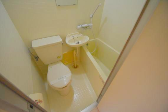 バス・シャワールーム　お風呂・トイレが一緒だとお部屋が広く使えますね。