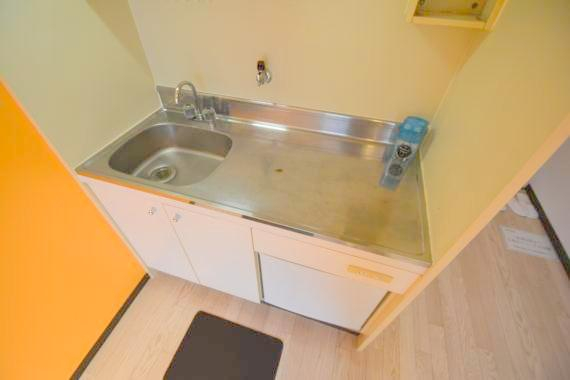 キッチン　ピカピカのミニキッチンです。お料理が楽しくなりますね。