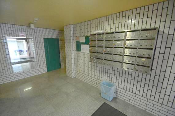 ロビー　ロビーにある各部屋毎のメールボックス。